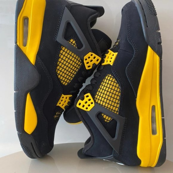Jordan 4 Retro Thunder - Picture 5 of 6